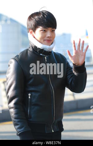 L'acteur sud-coréen Yeo Jin-goo arrive à l'Aéroport International d'Incheon avant de s'envoler pour Hong Kong pour assister à la 2015 Mnet Asian Music Awards (MAM Banque D'Images