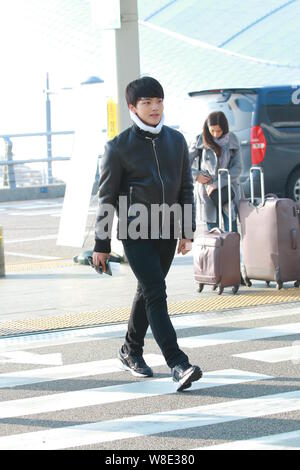 L'acteur sud-coréen Yeo Jin-goo arrive à l'Aéroport International d'Incheon avant de s'envoler pour Hong Kong pour assister à la 2015 Mnet Asian Music Awards (MAM Banque D'Images