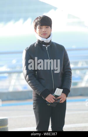 L'acteur sud-coréen Yeo Jin-goo arrive à l'Aéroport International d'Incheon avant de s'envoler pour Hong Kong pour assister à la 2015 Mnet Asian Music Awards (MAM Banque D'Images