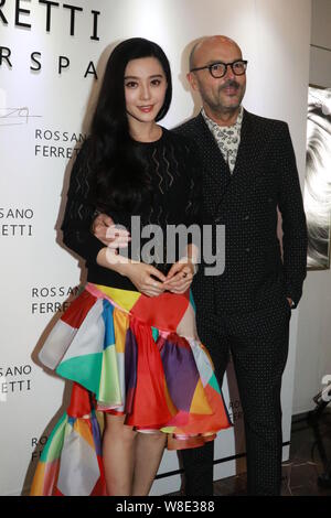 L'actrice chinoise Fan Bingbing (à gauche) pose avec l'exécutif de Rossano Ferretti au cours de la cérémonie d'un nouveau magasin de Rossano Ferretti Spa du Cheveu Banque D'Images