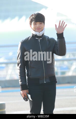 L'acteur sud-coréen Yeo Jin-goo arrive à l'Aéroport International d'Incheon avant de s'envoler pour Hong Kong pour assister à la 2015 Mnet Asian Music Awards (MAM Banque D'Images