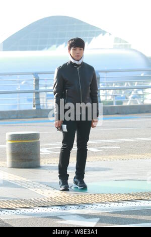 L'acteur sud-coréen Yeo Jin-goo arrive à l'Aéroport International d'Incheon avant de s'envoler pour Hong Kong pour assister à la 2015 Mnet Asian Music Awards (MAM Banque D'Images