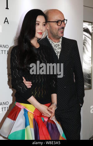 L'actrice chinoise Fan Bingbing (à gauche) pose avec l'exécutif de Rossano Ferretti au cours de la cérémonie d'un nouveau magasin de Rossano Ferretti Spa du Cheveu Banque D'Images