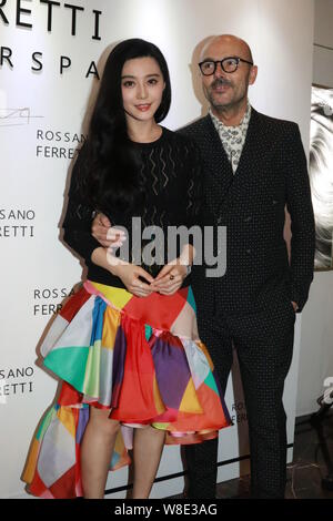 L'actrice chinoise Fan Bingbing (à gauche) pose avec l'exécutif de Rossano Ferretti au cours de la cérémonie d'un nouveau magasin de Rossano Ferretti Spa du Cheveu Banque D'Images