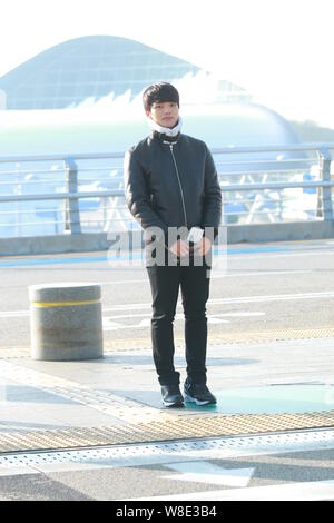 L'acteur sud-coréen Yeo Jin-goo arrive à l'Aéroport International d'Incheon avant de s'envoler pour Hong Kong pour assister à la 2015 Mnet Asian Music Awards (MAM Banque D'Images