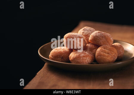 Petits beignets avec du sucre en poudre selective focus Banque D'Images