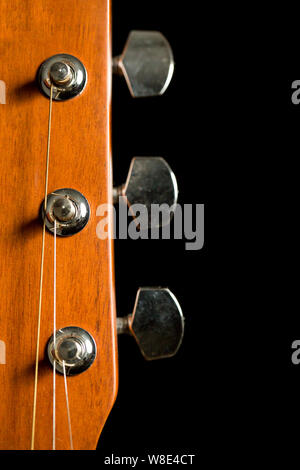 Tête de guitare acoustique sur fond noir Banque D'Images