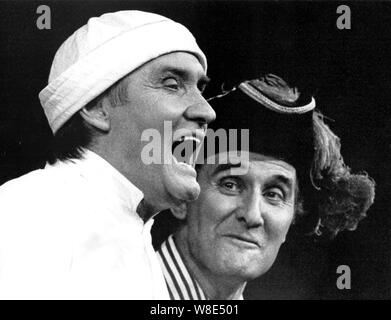 Les frères Patton, Jimmy et Brian Elliott et les frères aînés des frères chuckle, se produit en pantomime. Banque D'Images