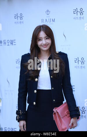 L'actrice sud-coréen Han Chae-young pose comme elle arrive pour le mariage de l'actrice Lee So-yeon à Séoul, Corée du Sud, 12 septembre 2015. Banque D'Images