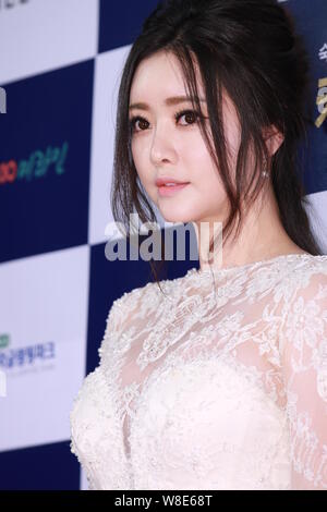 L'actrice sud-coréen Hong Soo-ah pose sur le tapis rouge pour les Stars de Cinéma 'Korea Award' à Séoul, Corée du Sud, 18 juin 2015. Banque D'Images