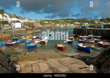 Cale et bateaux de pêche dans le port de Coverack. Helton, Coverack, Cornwall, Angleterre Banque D'Images