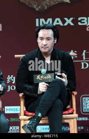 L'acteur américain John Cusack assiste à une première pour son nouveau film 'dragon' dans Shanghai, Chine, le 6 février 2015. Banque D'Images