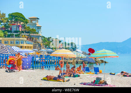 Bogliasco, Gênes, Italie - 3 juillet 2019 : Les gens de la mer sur la plage de Bogliasco aux beaux jours de l'été, Ligurie Banque D'Images