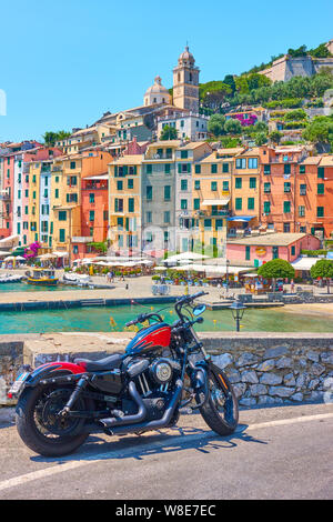 Porto Venere, La Spezia, Italie - 5 juillet 2019 : Moto Harley-Davidson sur le côté de la route de Porto Venere, Ligurie Banque D'Images