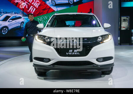 --FILE--un employé chinois passe devant une Honda VEZEL durant la 12e Chine (Guangzhou) Exposition internationale de l'automobile, également connu sous le nom de Guangzho Auto Banque D'Images