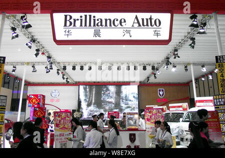 --FILE--Vue sur le stand de brillance au cours d'une Auto auto show de Nanjing, province du Jiangsu, Chine de l'est 1 octobre 2014. SAIPA, seco de l'Iran Banque D'Images