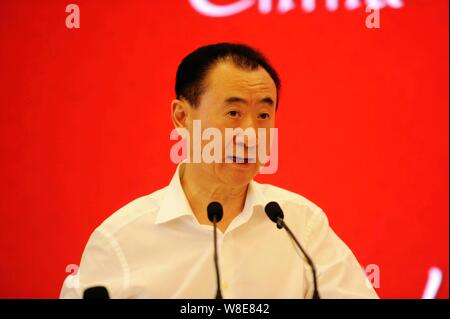 --FILE--Wang Jianlin, Président de Wanda Group, prononce le discours au Forum de marque de la Chine à Beijing, Chine, 16 juillet 2015. Wang Jianlin, chairma Banque D'Images