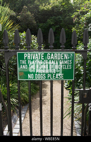 Des jardins privés signe à Onslow Gardens, Kensington, Londres, Angleterre, interdisant le vélo, jeux de balle et les chiens Banque D'Images