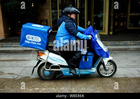 --FILE--un livreur de nourriture chinoise société de livraison Ele.moi se prépare à livrer des repas dans la ville de Hangzhou, Zhejiang Province de Chine orientale, le 25 décembre Banque D'Images