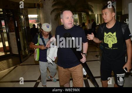 Joueur de tennis écossais John Higgins, centre, est représenté dans un hôtel à Shanghai, Chine, 12 septembre 2015. Banque D'Images