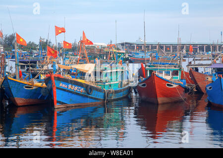 Danang, Vietnam : 10 mai 2019 - Un grand nombre de bateaux de pêche au port de pêche de Danang Banque D'Images