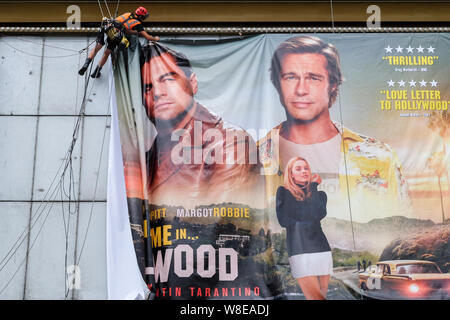 Haymarket, Londres, Royaume-Uni. 9 août 2019. L'installation d'ouvriers d'une affiche pour le nouveau film de Quentin Tarantino Il était une fois à Hollywood. au-dessus du cinéma Empire. Crédit : Matthieu Chattle/Alamy Live News Banque D'Images