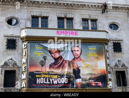 Haymarket, Londres, Royaume-Uni. 9 août 2019. L'installation d'ouvriers d'une affiche pour le nouveau film de Quentin Tarantino Il était une fois à Hollywood. au-dessus du cinéma Empire. Crédit : Matthieu Chattle/Alamy Live News Banque D'Images