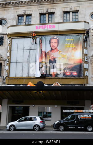 Haymarket, Londres, Royaume-Uni. 9 août 2019. L'installation d'ouvriers d'une affiche pour le nouveau film de Quentin Tarantino Il était une fois à Hollywood. au-dessus du cinéma Empire. Crédit : Matthieu Chattle/Alamy Live News Banque D'Images