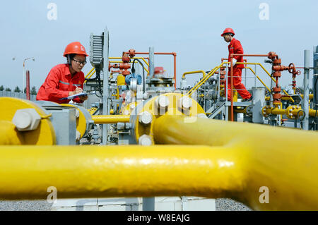 --FILE--techniciens chinois Sinopec de vérifier les valves et tuyaux à une station de transport de gaz naturel dans la région de Linyi, Shandong province de Chine orientale, 14 S Banque D'Images