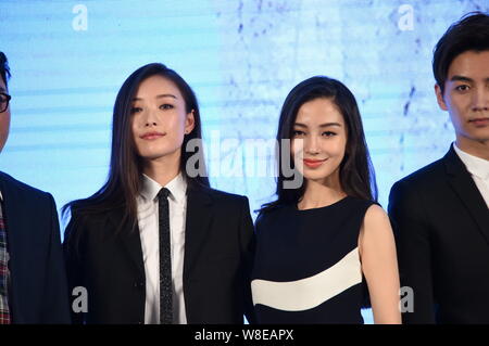 L'actrice de Hong Kong Angelababy, droite, et l'actrice chinoise ni ni poser au cours de la conférence de presse pour la première de leur film "Bride Wars" de Pékin en Banque D'Images