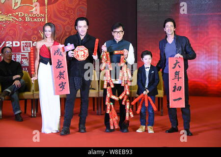 (De gauche) L'actrice australienne Sharni Vinson, l'acteur américain John Cusack, Hong Kong superstar kungfu Jackie Chan, l'acteur britannique Joey Jozef et Nord Banque D'Images