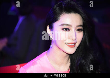 L'actrice chinoise Fan Bingbing sourit lors d'une célébration fête pour son film 'l'Impératrice de la Chine" à Beijing, Chine, 2 mars 2015. Banque D'Images