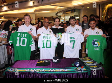 (De gauche) Mads Stokkelien, Marcos Senna, Carlos Mendes, Raul Gonzalez Blanco et Andres Flores de New York Cosmos posent pour une photo lors d'une même signature Banque D'Images