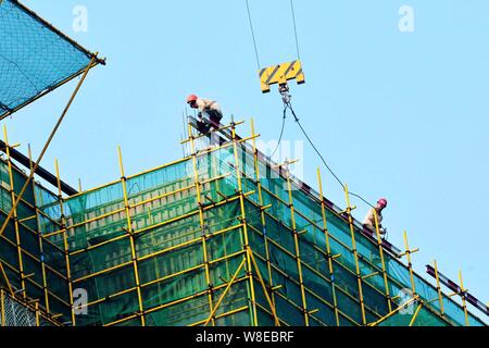 --FILE--chinois du travail des travailleurs migrants sur le site de construction d'un projet immobilier résidentiel dans la ville de Qingdao, province du Shandong en Chine de l'Est, 16 J Banque D'Images