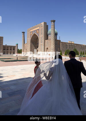 Couples nuptiales à la place du Registan, Samarkand, Ouzbékistan, l'Asie Banque D'Images