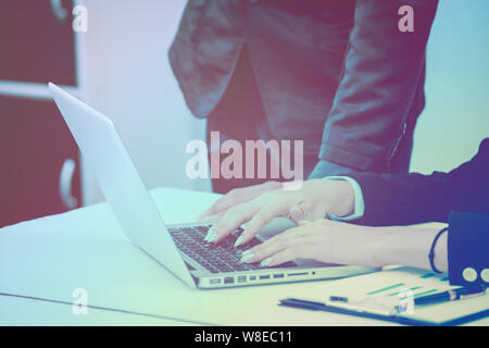 Document graphique sur fond de mains mâles et femelles Banque D'Images