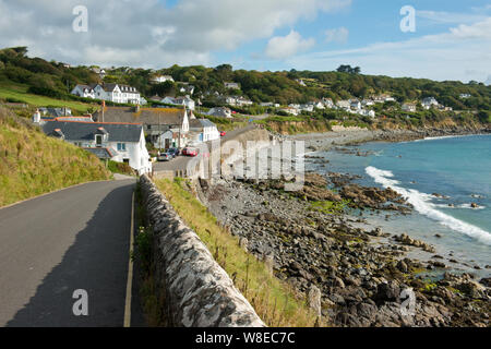 Route le long du bord de la baie de Coverack. Coverack, Helton, Cornwall, Angleterre, Royaume-Uni Banque D'Images