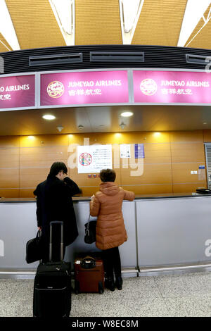 --FILE--passagers à l'hôtel au guichet de Juneyao Airlines à l'Aéroport International de Shanghai Pudong à Shanghai, Chine, le 29 janvier 2015. Sinc Banque D'Images