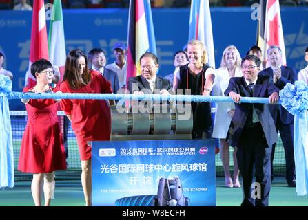 La star du tennis chinois retraités Li Na, deuxième à gauche, et la star du tennis tchèque Petra Kvitova, deuxième à droite, posent à la cérémonie d'ouverture de la WTA 2015 Wuhan Banque D'Images