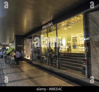 --FILE--piétons devant une boutique Prada à Hong Kong, Chine, 20 juillet 2015. Prada est baisser ses prix fixes à encourager les achats à lo Banque D'Images