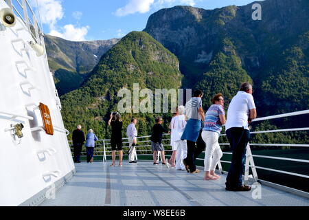 Boudicca MV, un navire de croisière de luxe de taille moyenne exploités par Fred Olsen cruise ship line, photographié au cours d'une croisière des Fjords norvégiens. Banque D'Images