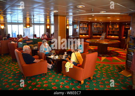 Boudicca MV, un navire de croisière de luxe de taille moyenne exploités par Fred Olsen cruise ship line, photographié au cours d'une croisière des Fjords norvégiens. Banque D'Images