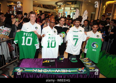 (De gauche) Mads Stokkelien, Marcos Senna, Carlos Mendes, Raul Gonzalez Blanco et Andres Flores de New York Cosmos posent pour une photo lors d'une même signature Banque D'Images