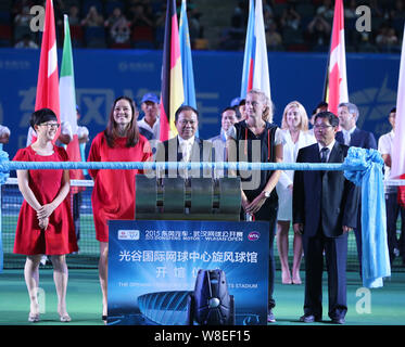 La star du tennis chinois retraités Li Na, deuxième à gauche, et la star du tennis tchèque Petra Kvitova, deuxième à droite, posent à la cérémonie d'ouverture de la WTA 2015 Wuhan Banque D'Images