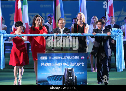 La star du tennis chinois retraités Li Na, deuxième à gauche, et la star du tennis tchèque Petra Kvitova, deuxième à droite, posent à la cérémonie d'ouverture de la WTA 2015 Wuhan Banque D'Images