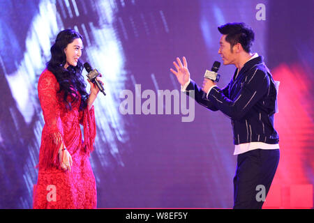 --FILE--L'actrice chinoise Fan Bingbing, gauche, interagit avec l'acteur Li Chen lors d'une conférence de presse pour l'examen préalable de leurs nouvelles séries dramatiques 'Le Programme EMPRES Banque D'Images