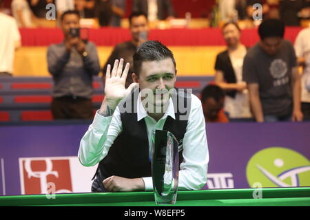 Kyren Wilson de l'Angleterre pose avec son trophée de champion après avoir battu sa compatriote Judd Trump lors de leur dernier match de la World Snooker 2015 Shangh Banque D'Images