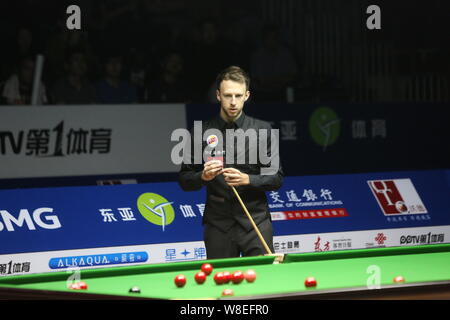 Judd Trump d'Angleterre les craies son cue comme il joue un coup contre sa compatriote Kyren Wilson au cours de leur dernier match de la Shanghai World Snooker 2015 Ma Banque D'Images