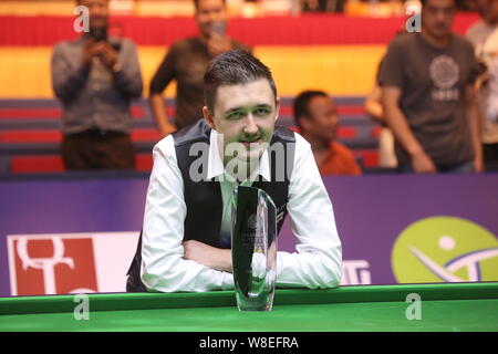 Kyren Wilson de l'Angleterre pose avec son trophée de champion après avoir battu sa compatriote Judd Trump lors de leur dernier match de la World Snooker 2015 Shangh Banque D'Images