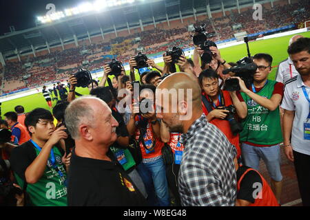 Pep Guardiola entraîneur du Bayern Munich, à droite, discute avec l'entraîneur Luiz Felipe Scolari de Guangzhou Evergrande avant un match de football amical dans Banque D'Images